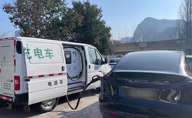 红原汽车搭电